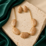 نیم ست زنانه رزینی ارگانیک کاراملی؛کد(۵۰۰۷) درخشش خاص و لوکس برای استایل پاییزی شما